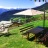 il giardino privato con tavolo, panche, sdraio ed ombrellone