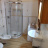 Ampio bagno con porta scorrevole, grande finestra e box doccia