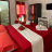 Camera rossa con bagno interno e doccia Mini bar TV schermo piatto bollitore elettrico