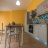 appartamento giallo cucina